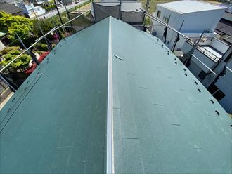 屋根葺き替え工事で新規屋根材のスーパーガルテクトを敷設