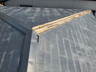 寄棟屋根の隅棟板金が剥がれてしまい貫板が露出