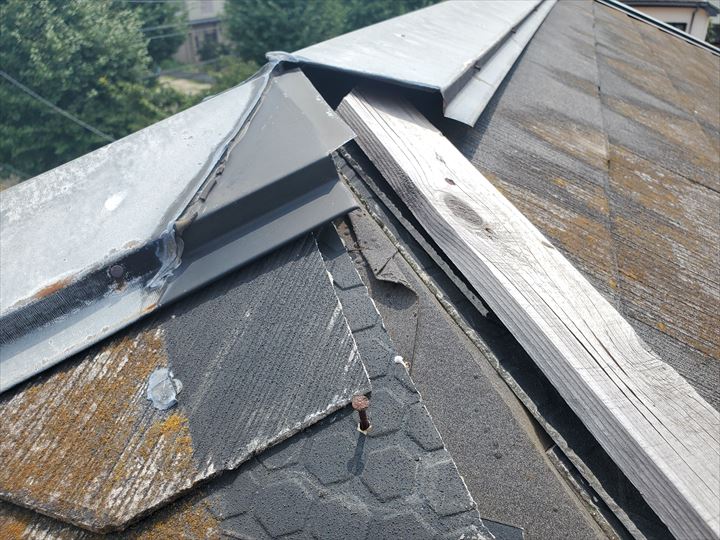 屋根材を固定している釘が露出しているので雨漏りの原因になります