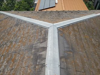 スレートの塗膜が剥がれ防水性が低下しているスレート屋根の調査