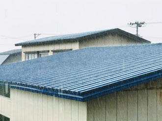 金属屋根　雨音が響く