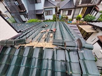 令和元年房総半島台風の影響で下屋根の棟が崩れてしまいました