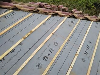 屋根葺き直し工事で新しい防水紙の敷設と瓦桟の設置
