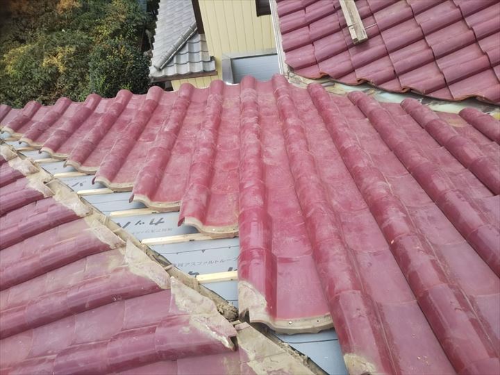 屋根葺き直し工事で防水紙敷設後に既存の桟瓦を葺き直します