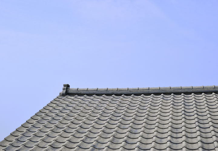 一般住宅によく使用されている粘土瓦とセメント瓦の特徴と劣化症状 メンテナンス方法をご紹介 一般住宅によく使用されている粘土瓦とセメント瓦の特徴と劣化症状 メンテナンス方法をご紹介