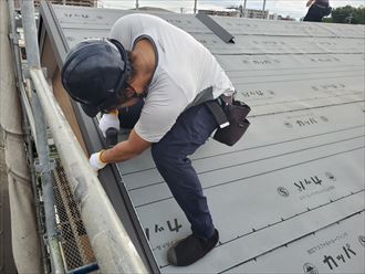 屋根葺き替え工事で新しいケラバ水切りを取付けます