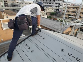 屋根葺き替え工事で新しいケラバ水切りを設置