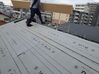 屋根葺き替え工事で新しい屋根材のスーパーガルテクトを屋根の上に仮置き