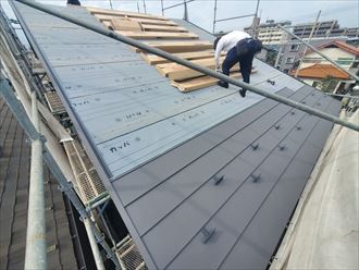 スーパーガルテクトを使用した屋根葺き替え工事の様子