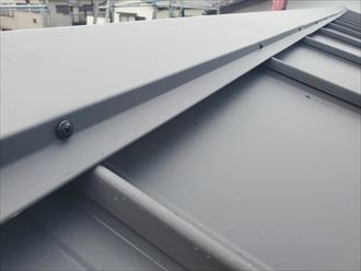 デコルーフを使用した屋根カバー工事の棟板金設置にＳＵＳビスを使用