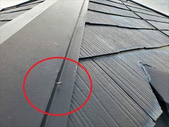 スレート屋根の棟板金の釘浮き