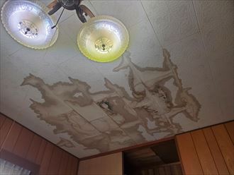 2階の天井から雨漏りが発生