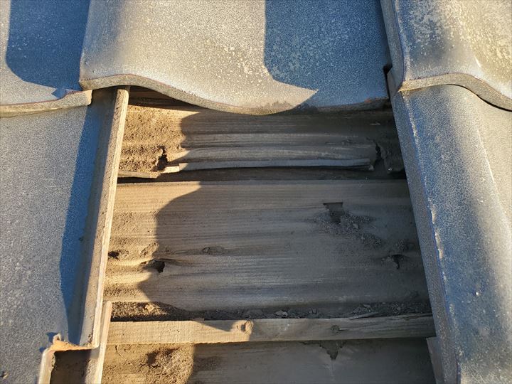 防水紙の穴あきや捲れは雨漏りに繋がります