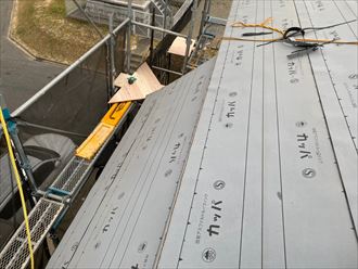 屋根葺き替え工事にてルーフィング敷設の様子