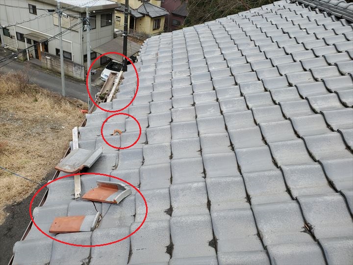 令和元年房総半島台風の影響で軒瓦が剥がれて周囲の瓦を割ってしまいました
