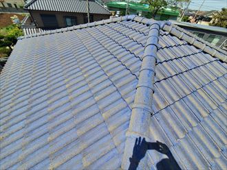 漆喰が剥がれた瓦屋根の調査
