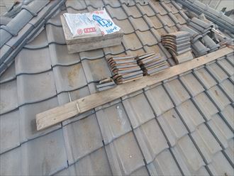 既存の冠瓦やのし瓦は再利用致しますので屋根の上に仮置きしておきます