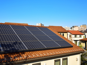 太陽光温水器や太陽光発電を屋根に設置している