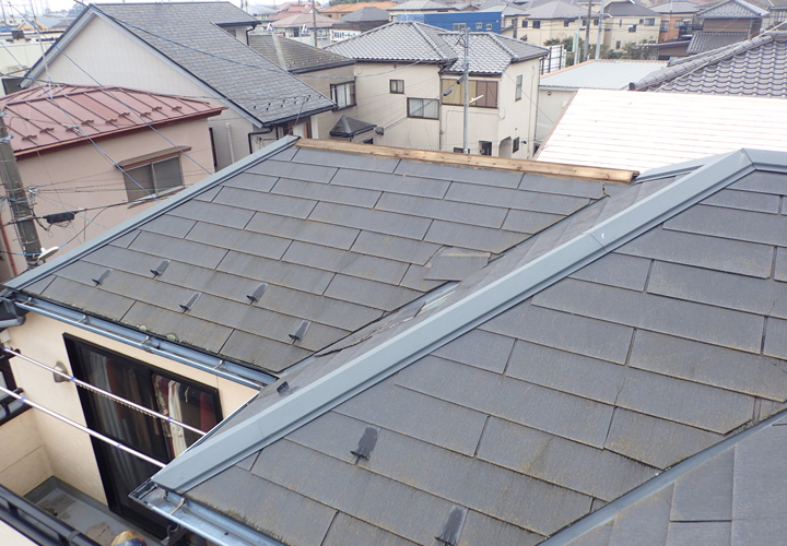 台風による被害を受けたコロニアル屋根