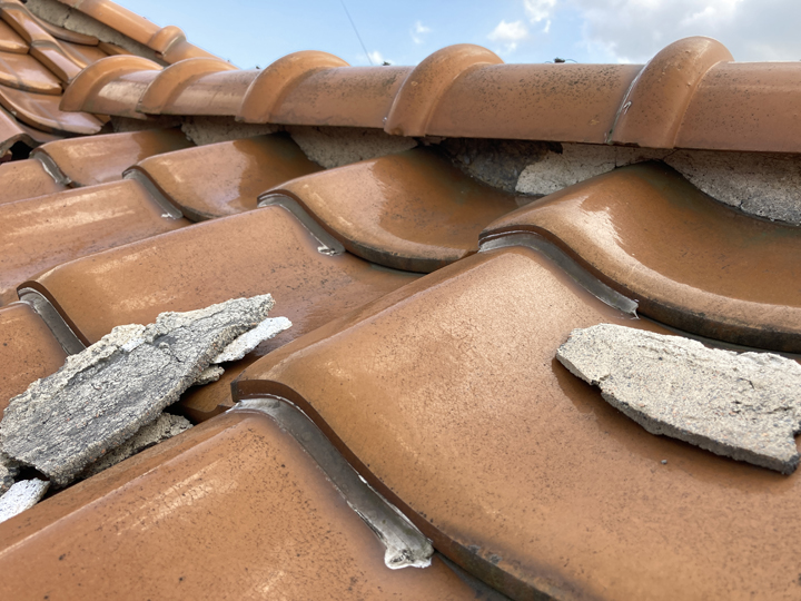 東金市堀上にて雨樋からポタポタと落ちてうるさい雨音の原因は瓦屋根の経年劣化が原因