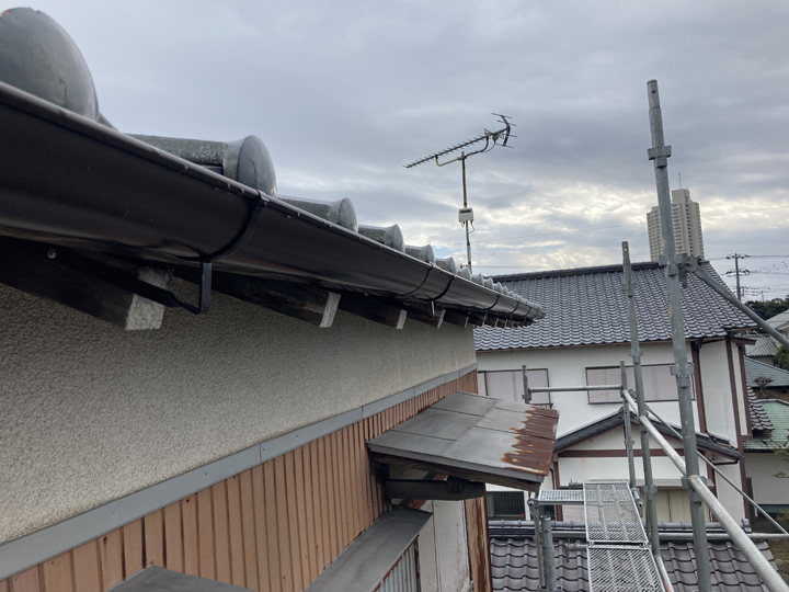 鴨川市東町にて令和元年房総半島台風により現在は空き家のご実家が被災 瓦の補修と雨樋交換工事を行いました