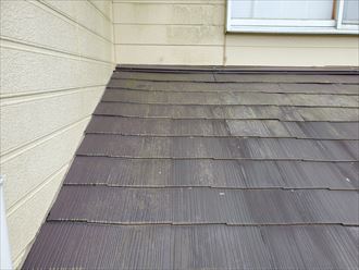 スレート屋根の防水性の低下で下屋根に苔が発生