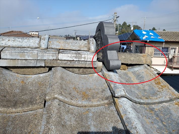 漆喰が剥がれて葺き土が露出