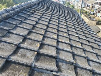 屋根全体の桟瓦のずれ