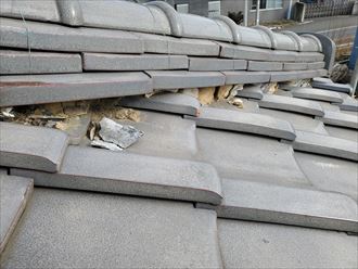 漆喰が剥がれて葺き土が露出すると雨漏りや棟の崩壊に繋がります