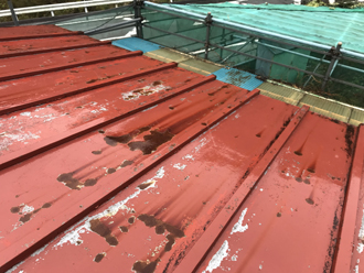 トタン屋根の表面には錆びや劣化も見られます