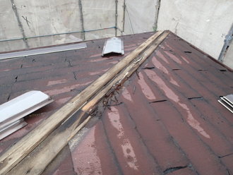 棟板金を撤去すると木材貫板が腐食していました