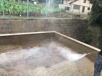 陸屋根防水工事にて高圧洗浄作業の様子