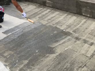 陸屋根通気緩衝工法にてプライマー塗布