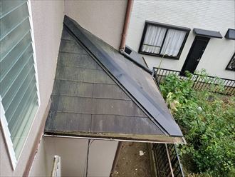 スレート屋根の防水性が低下し苔が発生