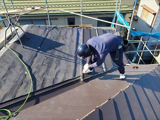 屋根カバー工事にてスーパーガルテクトを設置