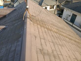 塗膜が剥がれたスレート屋根の調査の様子