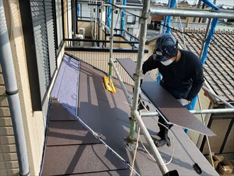 屋根カバー工事にて下屋根にスーパーガルテクトを重ねて設置していきます。