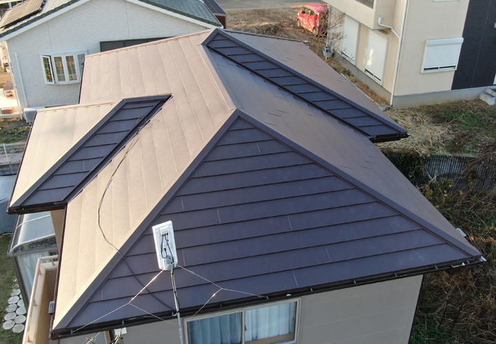 スーパーガルテクトを使用した屋根カバー工事が竣工