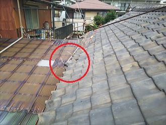 令和元年房総半島台風の影響でアンテナが倒れた瓦屋根の調査
