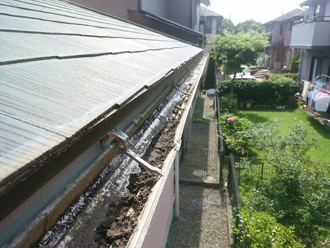 雨樋に汚れが溜まっている場合には清掃を行いましょう