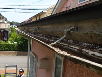 変形・歪んだ雨樋はオーバーフローを引き起こします