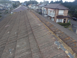 セメント瓦屋根の棟瓦が蛇行しています