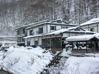 雪止め金具は後からでも取り付け可能 雪止め金具の役割と取り付け方をご紹介