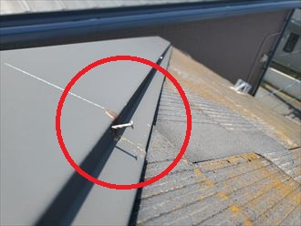 スレート屋根調査にて棟板金の釘浮きを発見