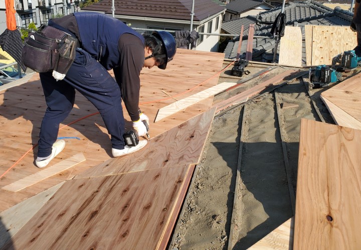 瓦屋根葺き替え工事／野地板の増し張り