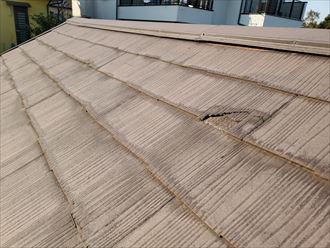 防水性の低下により耐久性が低下しスレートが欠けています