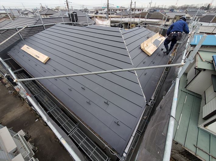 屋根葺き替え工事にてスーパーガルテクトを設置完了