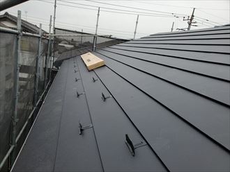 屋根葺き替え工事にてスーパーガルテクトを設置