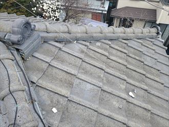 漆喰が剥がれている瓦屋根の調査