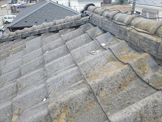 漆喰が剥がれた瓦屋根の調査